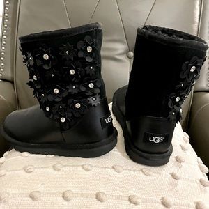 Big Girl Ugg classic Petal Black short Boots. Only worn once indoors.Suede black
